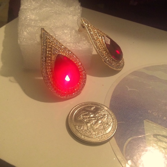 Red crystal earrings/necklace set pierced Bling Pavé Sparkly gold Betsey Johnson - Picture 7 of 16